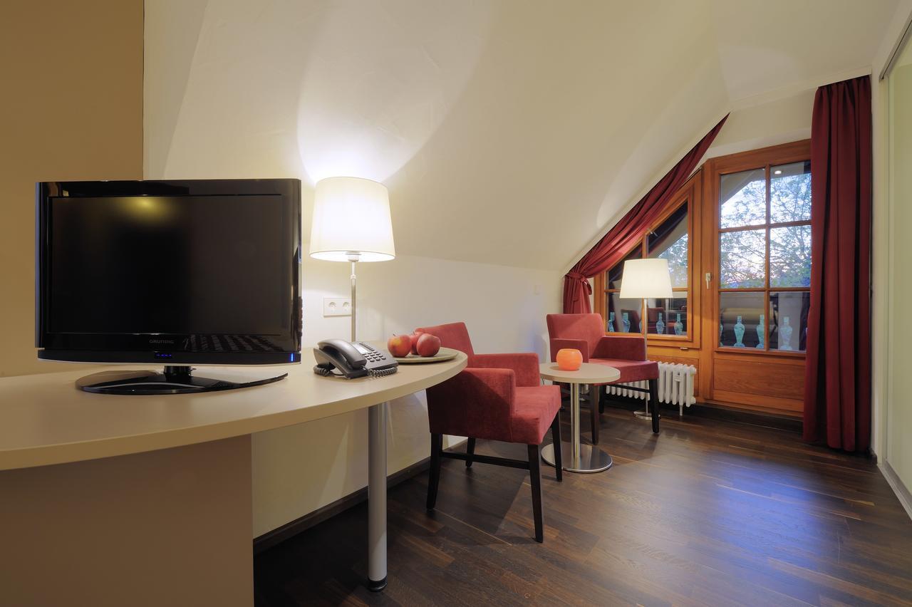 Doppelzimmer Elegance mit seitlichem Seeblick und Balkon