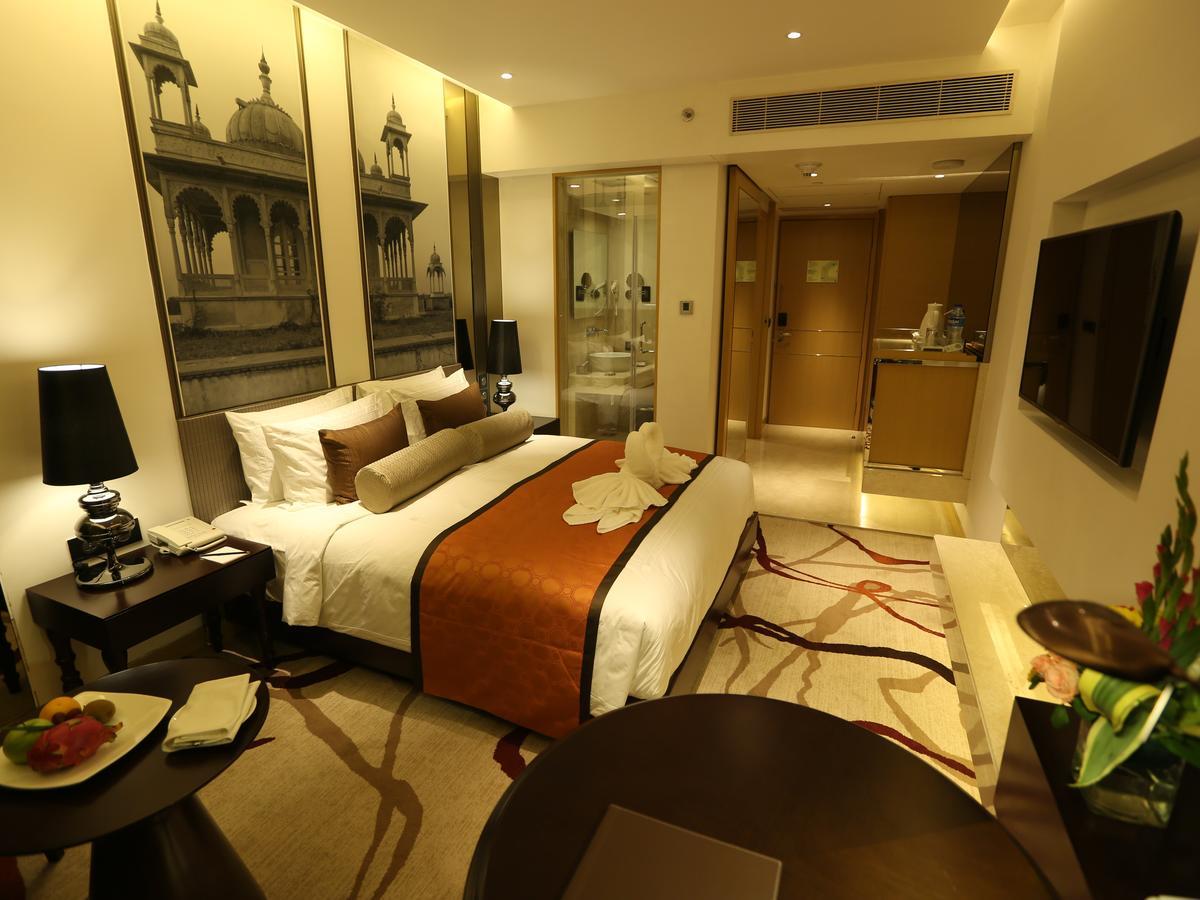Deluxe King Room - 15% off on One-way Airport Transfers, Spa, Food & Beverage & Laundry