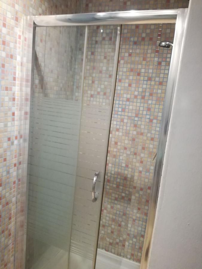 Camera Matrimoniale Basic con Bagno in Comune e Doccia Privata
