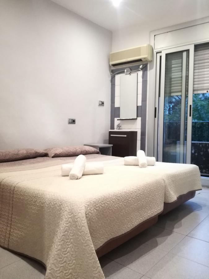Camera Basic Doppia con Letti Singoli con Bagno in Comune