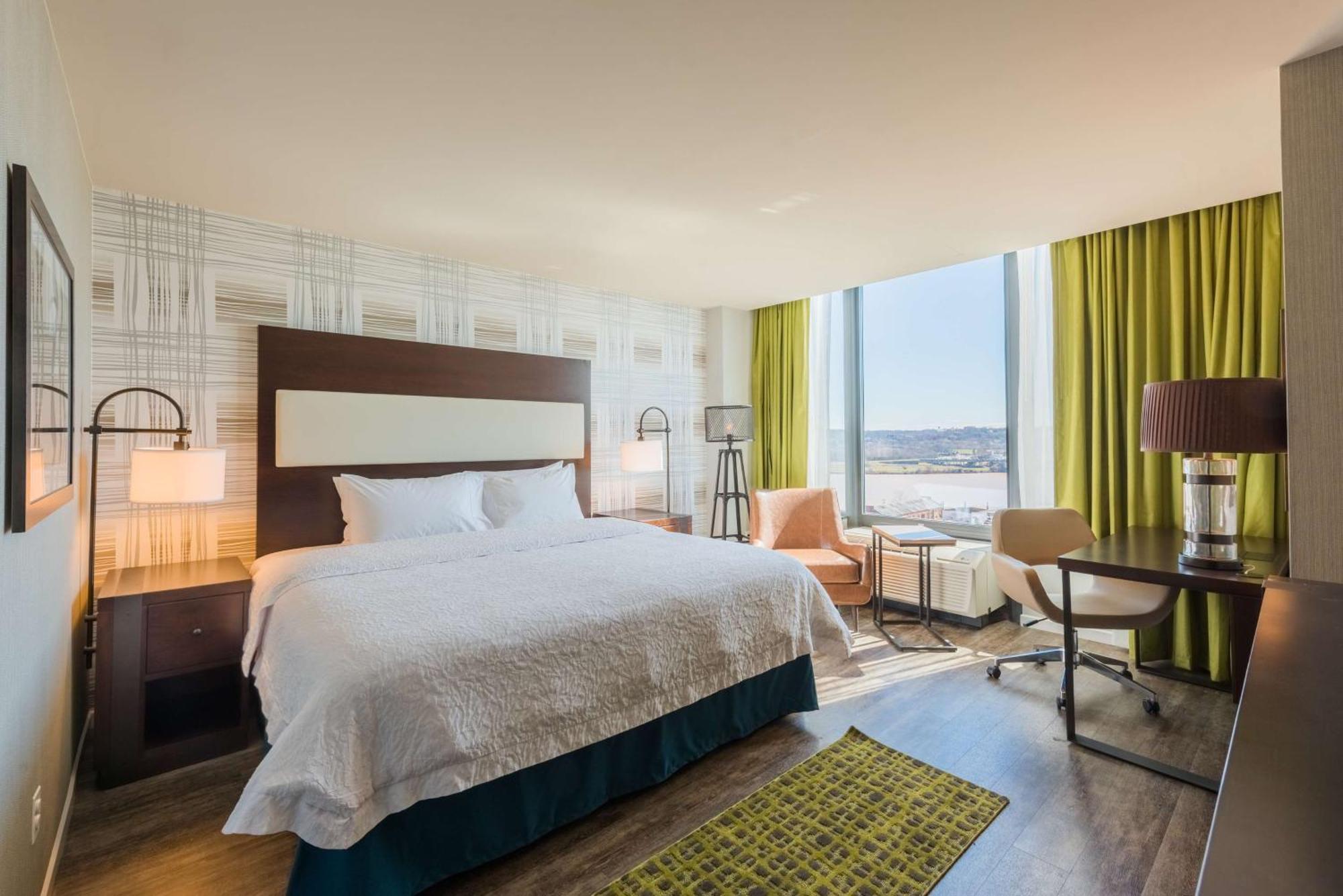 Zimmer mit Kingsize-Bett und Stadionblick