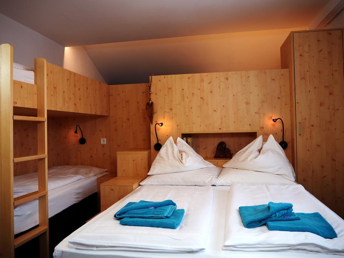 Vierpersoonskamer met Badkamer