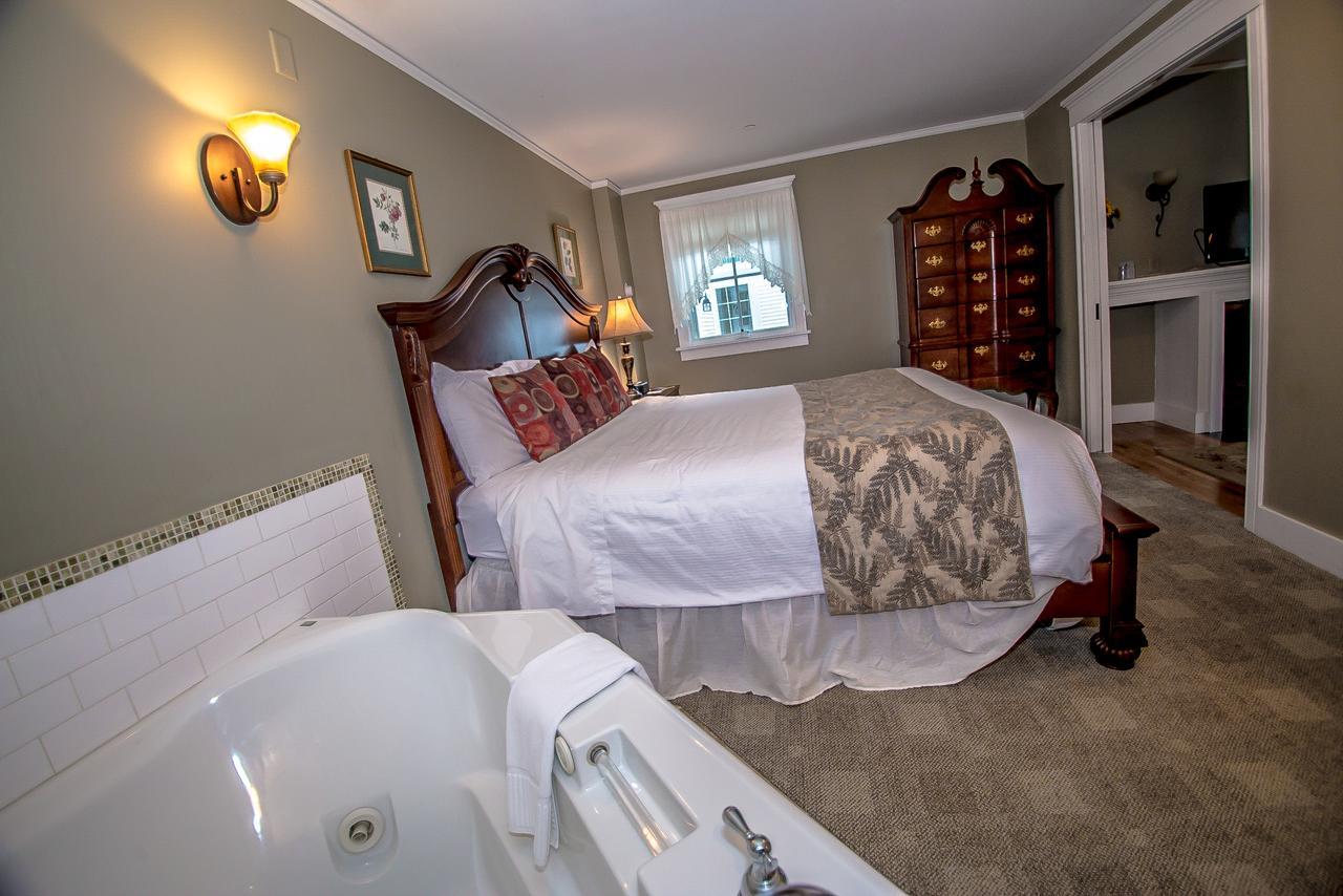 Deluxe King Suite