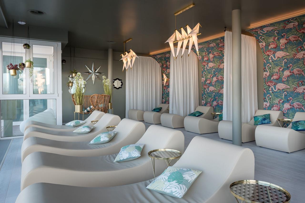 Dreibettzimmer mit Meerblick und Zugang zum Wellnessbereich