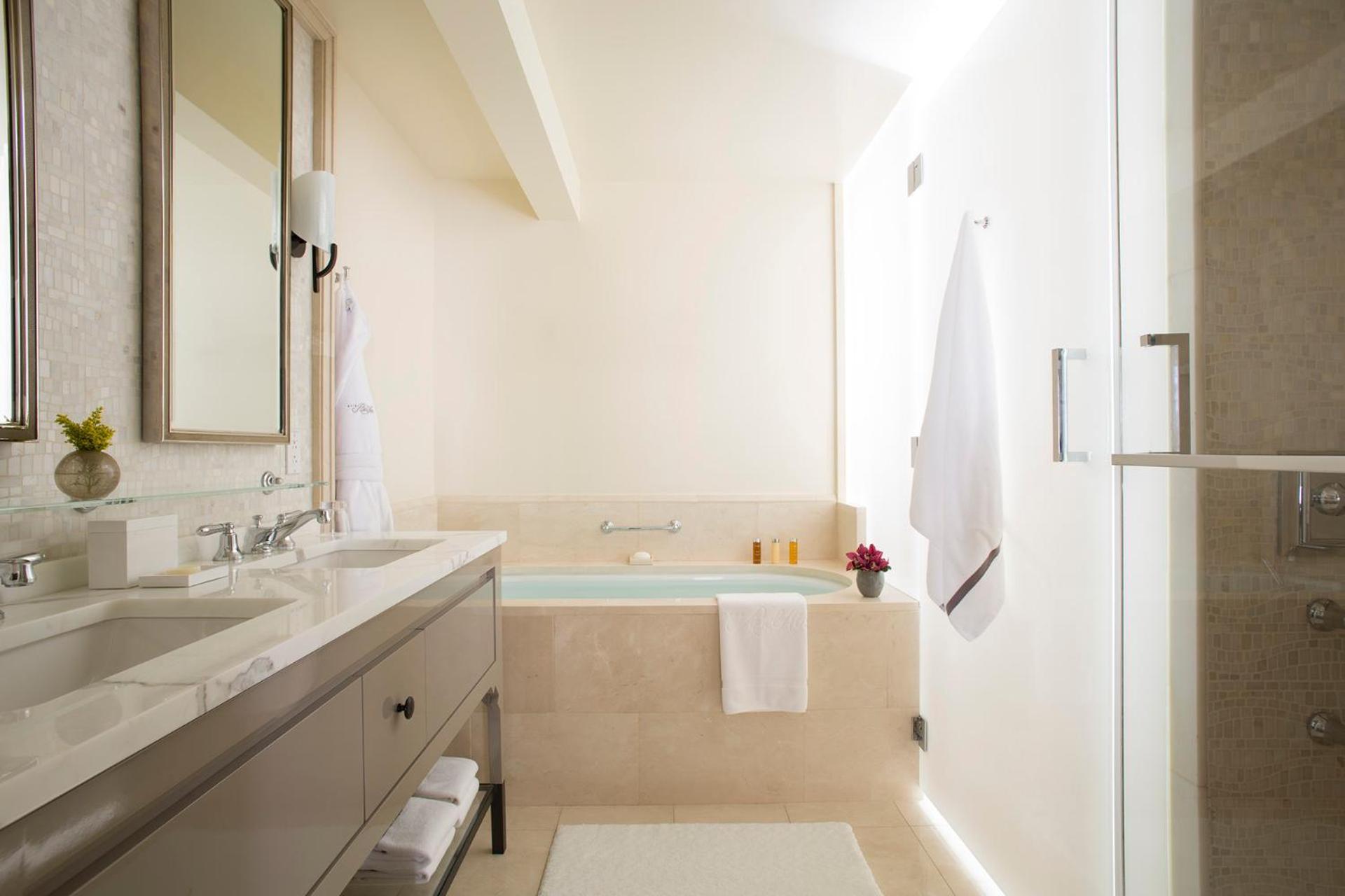 Grand Deluxe Room with Patio and Fireplace,768875263:JPEG