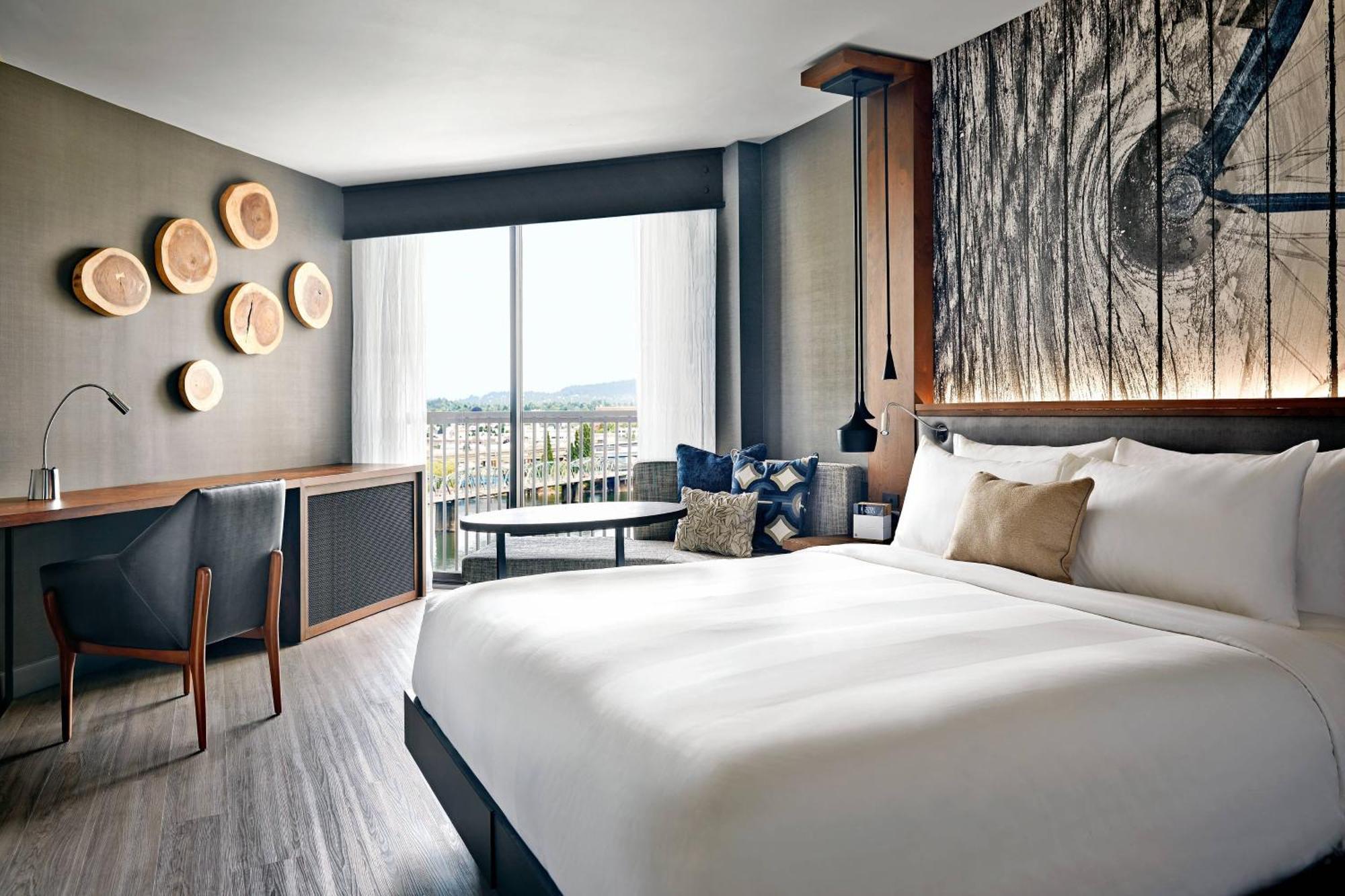 Guest room, 1 King, Willamette River view