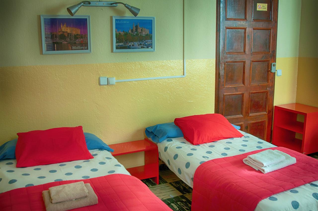 Tweepersoonskamer met 2 Aparte Bedden en Eigen Badkamer