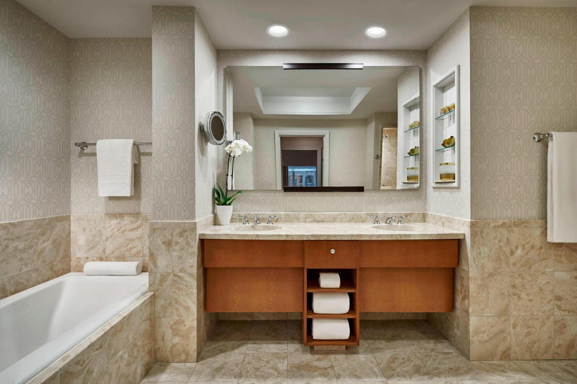 Executive Suite 1 Bedroom Suite 1 King Sofa bed,1390272767:JPEG
