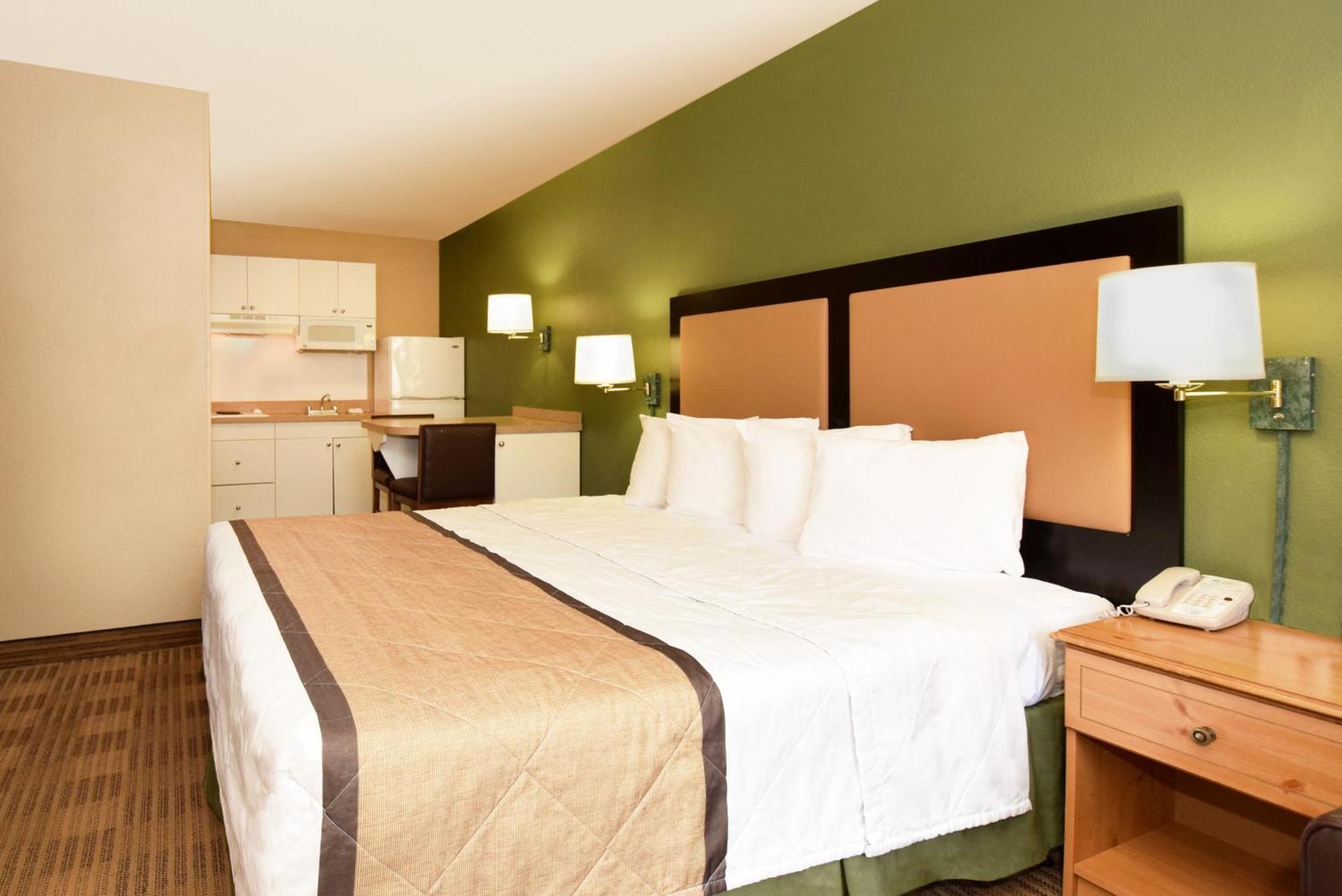 Deluxe Studio with 1 King Bed - Non-Smoking