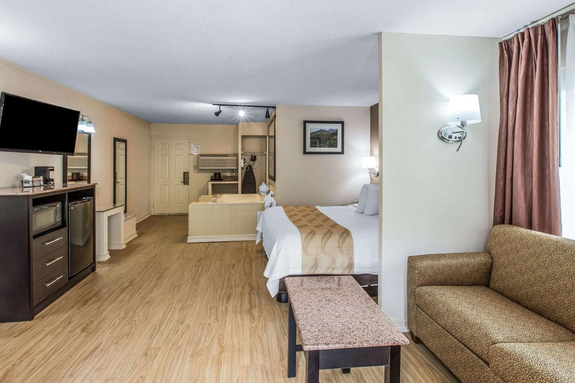 King Suite with Spa Bath and Wrap-Around Balcony