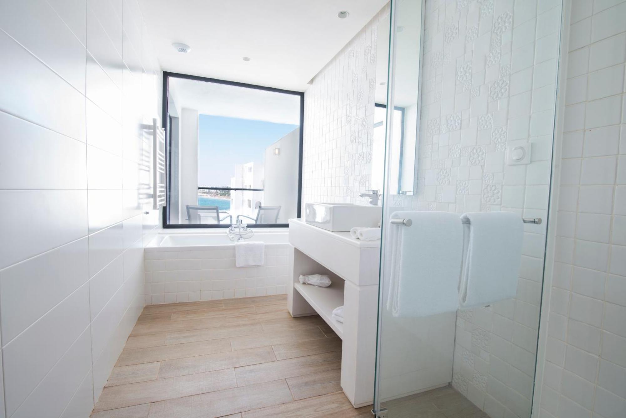 Suite Double ou Lits Jumeaux Deluxe - Vue Partielle sur Mer