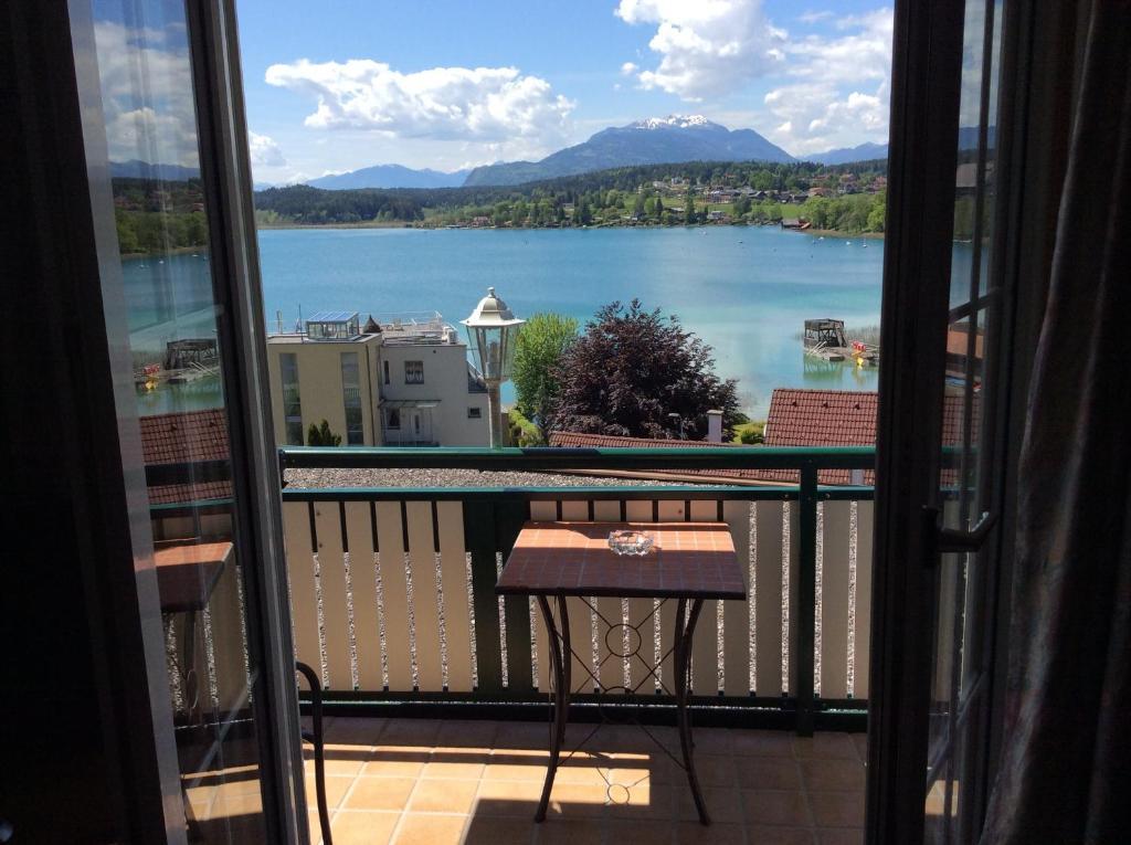 Doppelzimmer mit Balkon und Seeblick