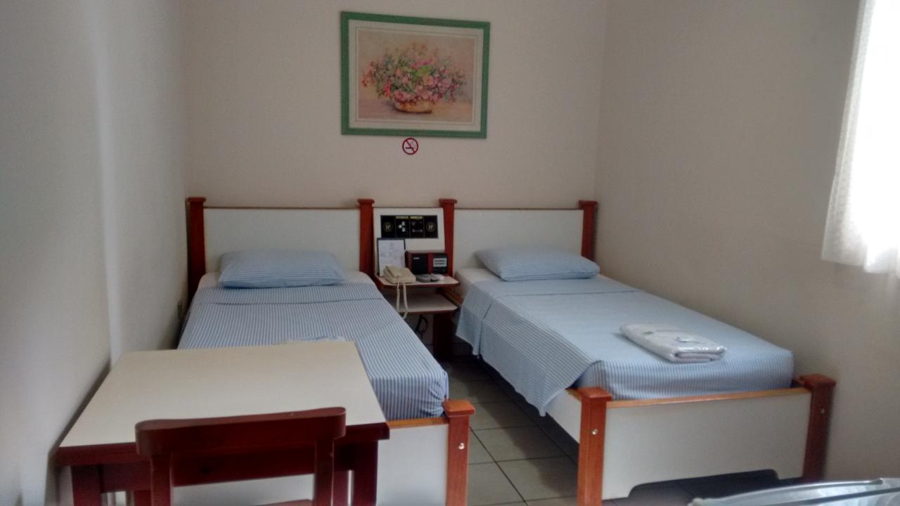 Quarto com 2 Camas de Solteiro
