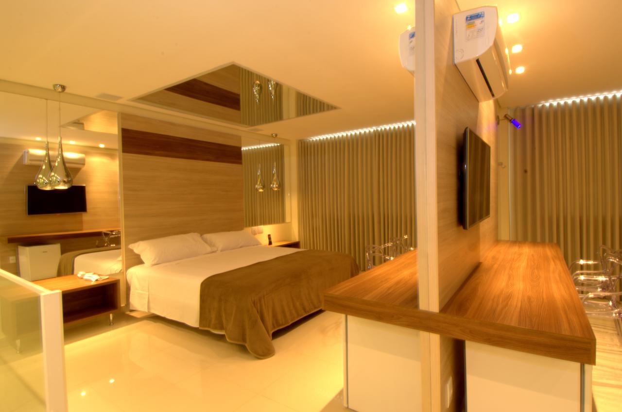 Quarto com Cama King-size e Banheira de Hidromassagem