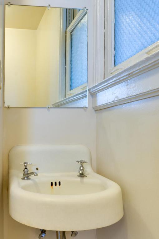 Standard Room with One Double Bed and Shared Bathroom
