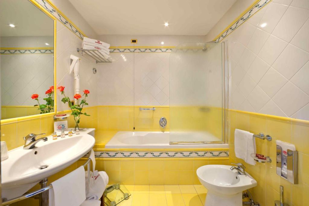 Junior Suite with Partial Sea View