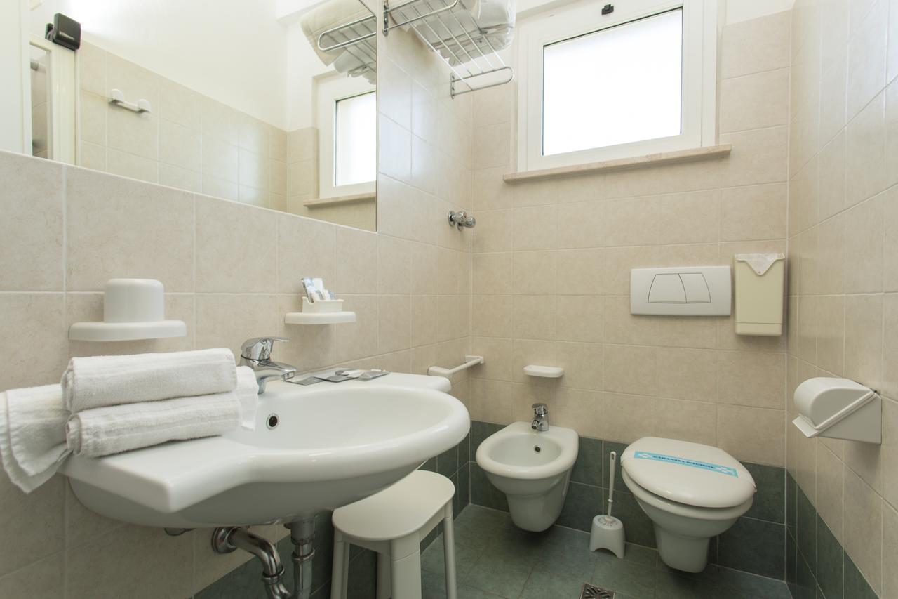 Deluxe Room with Lateral Sea View (2 Adults + 1 Child)