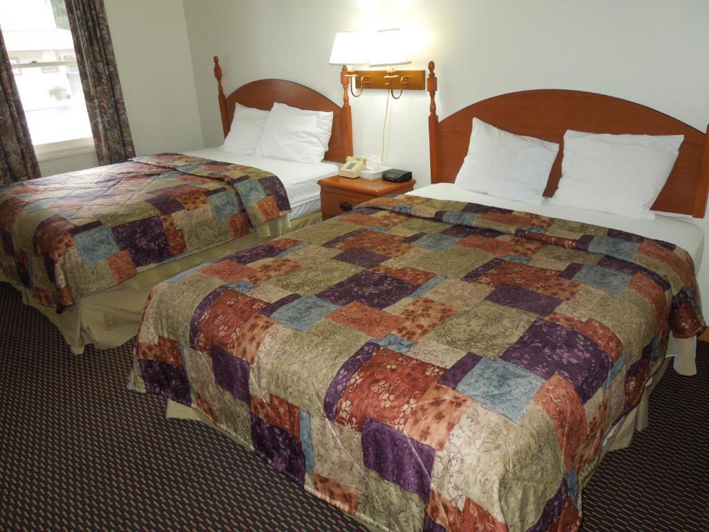 Queen Room with Two Queen Beds Non Smoking