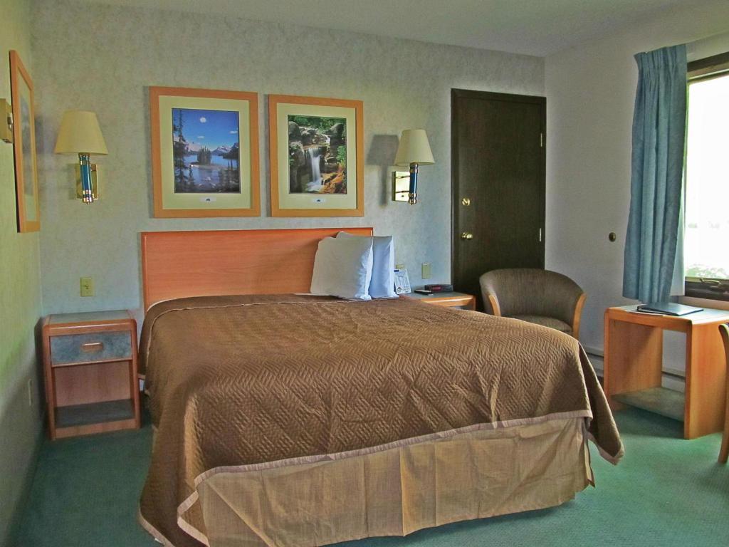 Deluxe Queen Suite - Non-Smoking