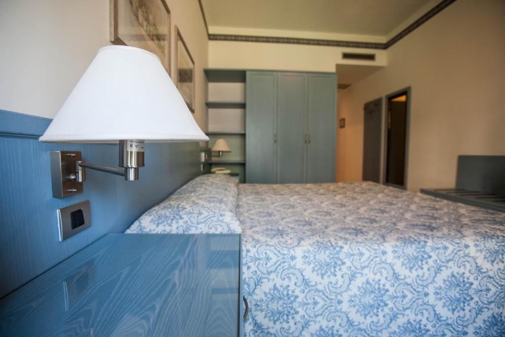Doppel-/Zweibettzimmer mit Balkon