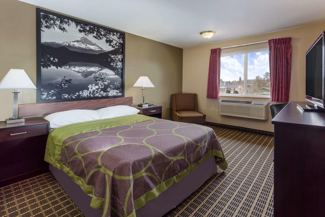 Queen Room with City View - Non-Smoking