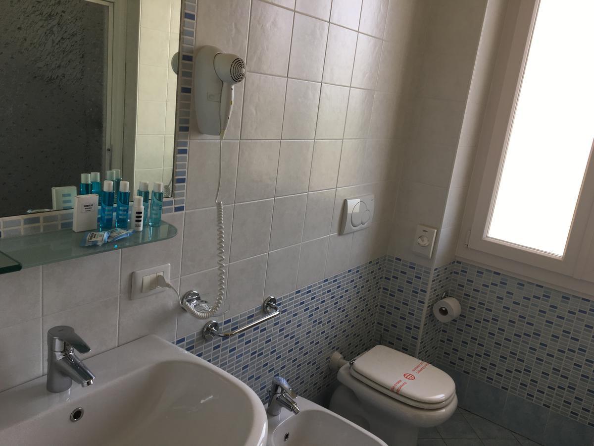 Doppelzimmer mit Balkon und teilweisem Seeblick