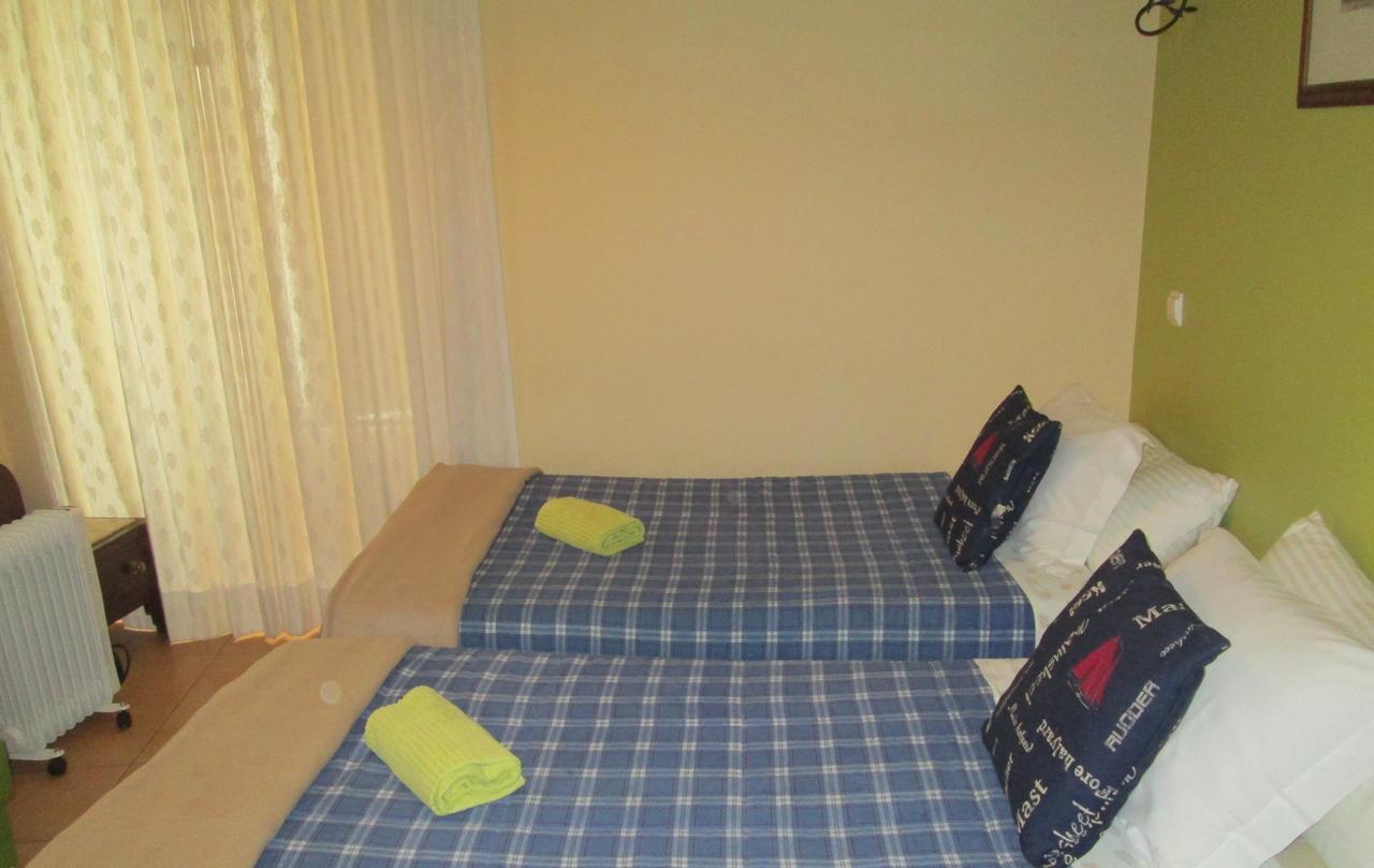 Chambre Lits Jumeaux avec Salle de Bains Commune