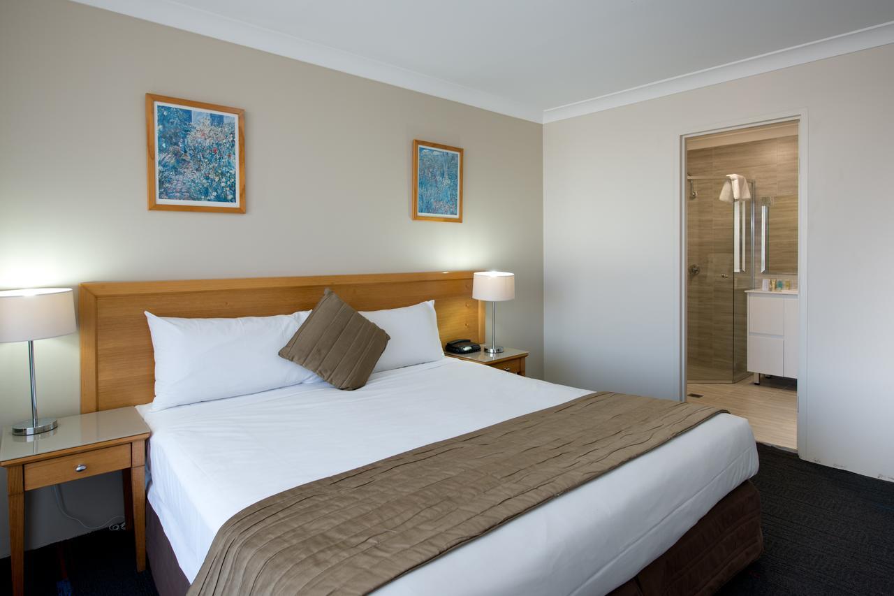 Executive Three-Bedroom Apartment-Daily Housekeeping