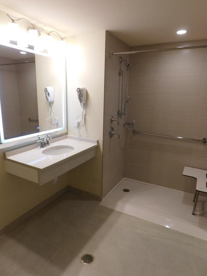 King Room with Roll-in Shower - Mobility Access/Non-Smoking