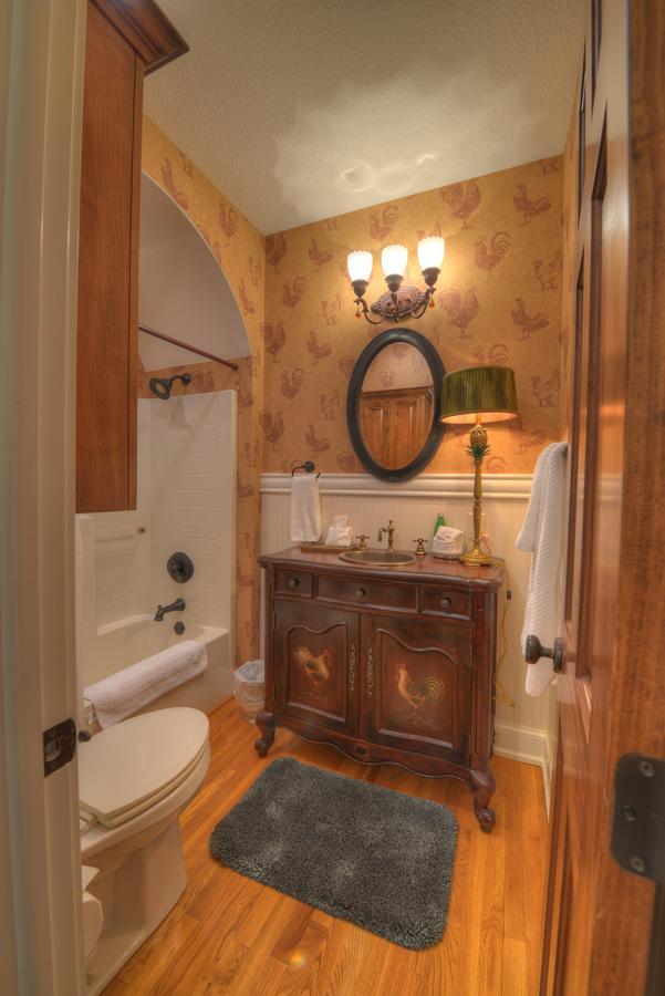 Deluxe Queen Room with Fireplace
