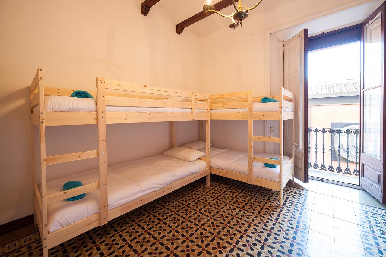 Cama en habitación compartida femenina de 6 camas