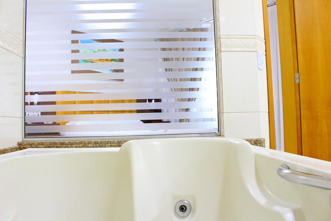 Quarto com Cama Queen-size e Banheira de Hidromassagem