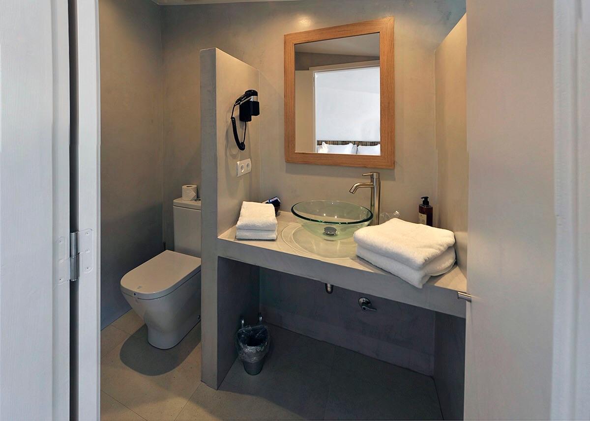 Small Double Room with City and Sea Views,1360115873:JPEG