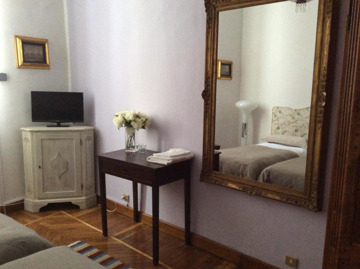 Camera Matrimoniale/Doppia con Letti Singoli con Bagno in Comune