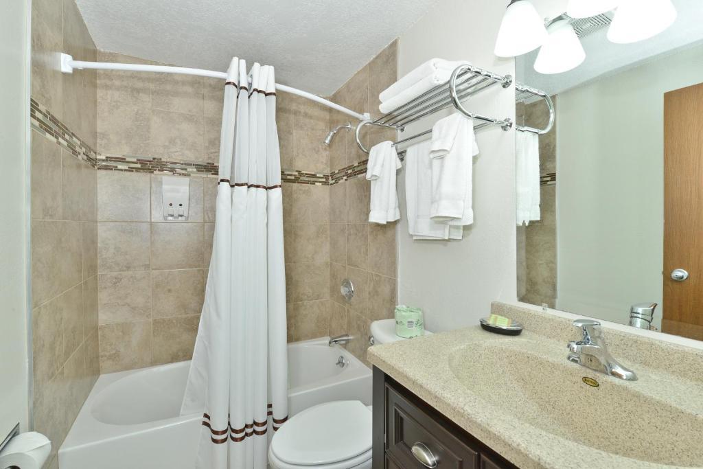 Deluxe Room with One King Bed and One Queen Bed - Pool View - Non-Smoking