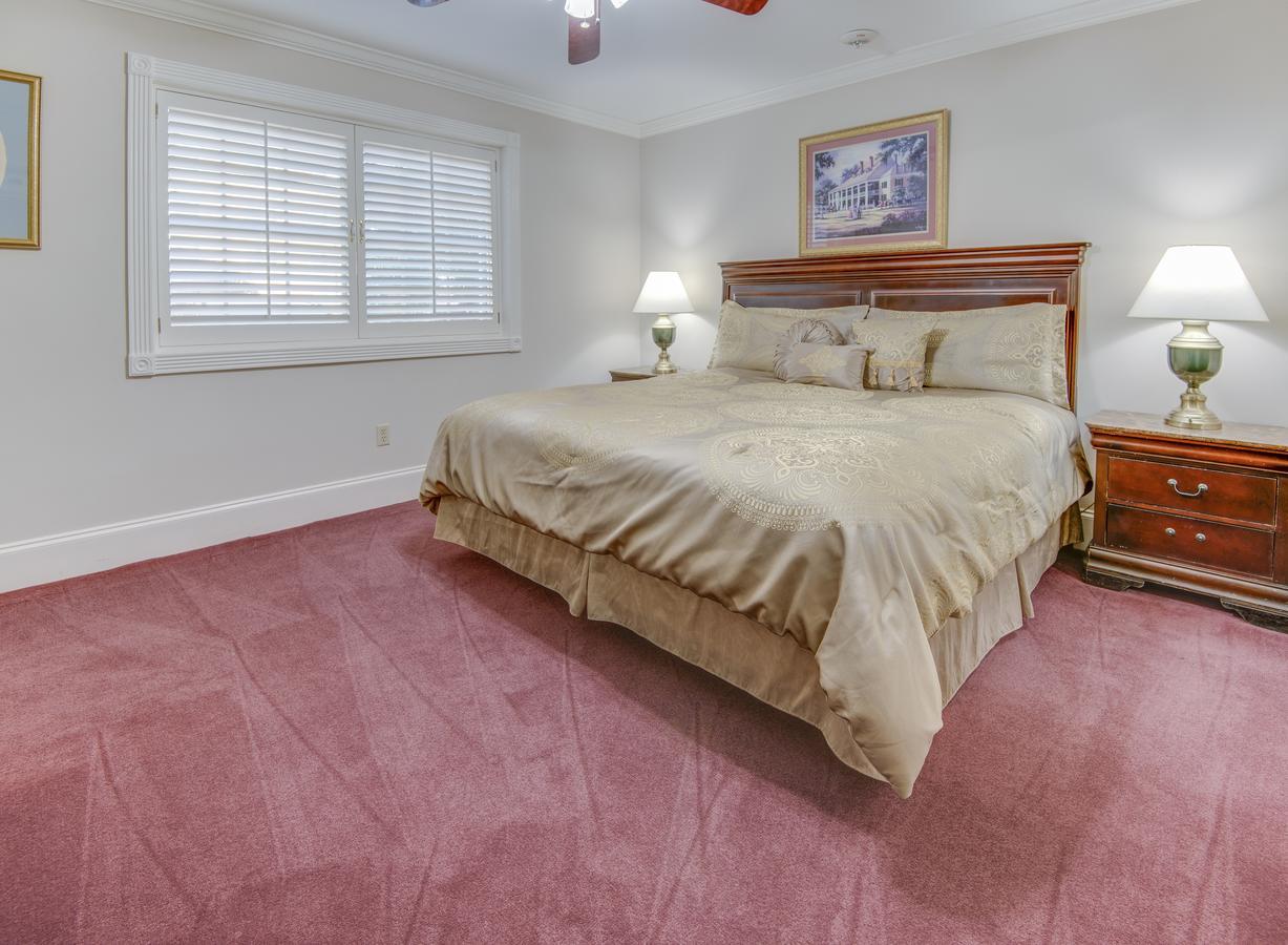 Deluxe One-Bedroom Apartment
