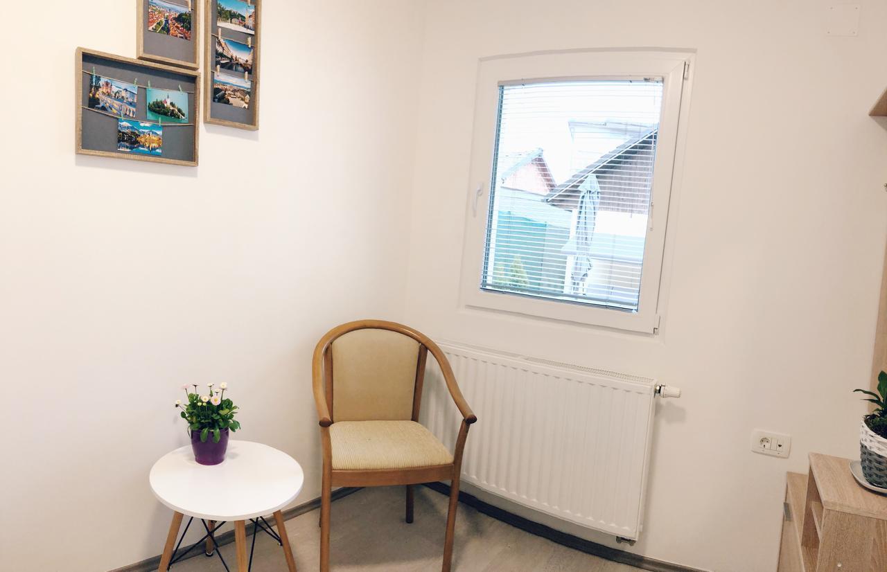 Petite Chambre Simple avec Salle de Bains Commune