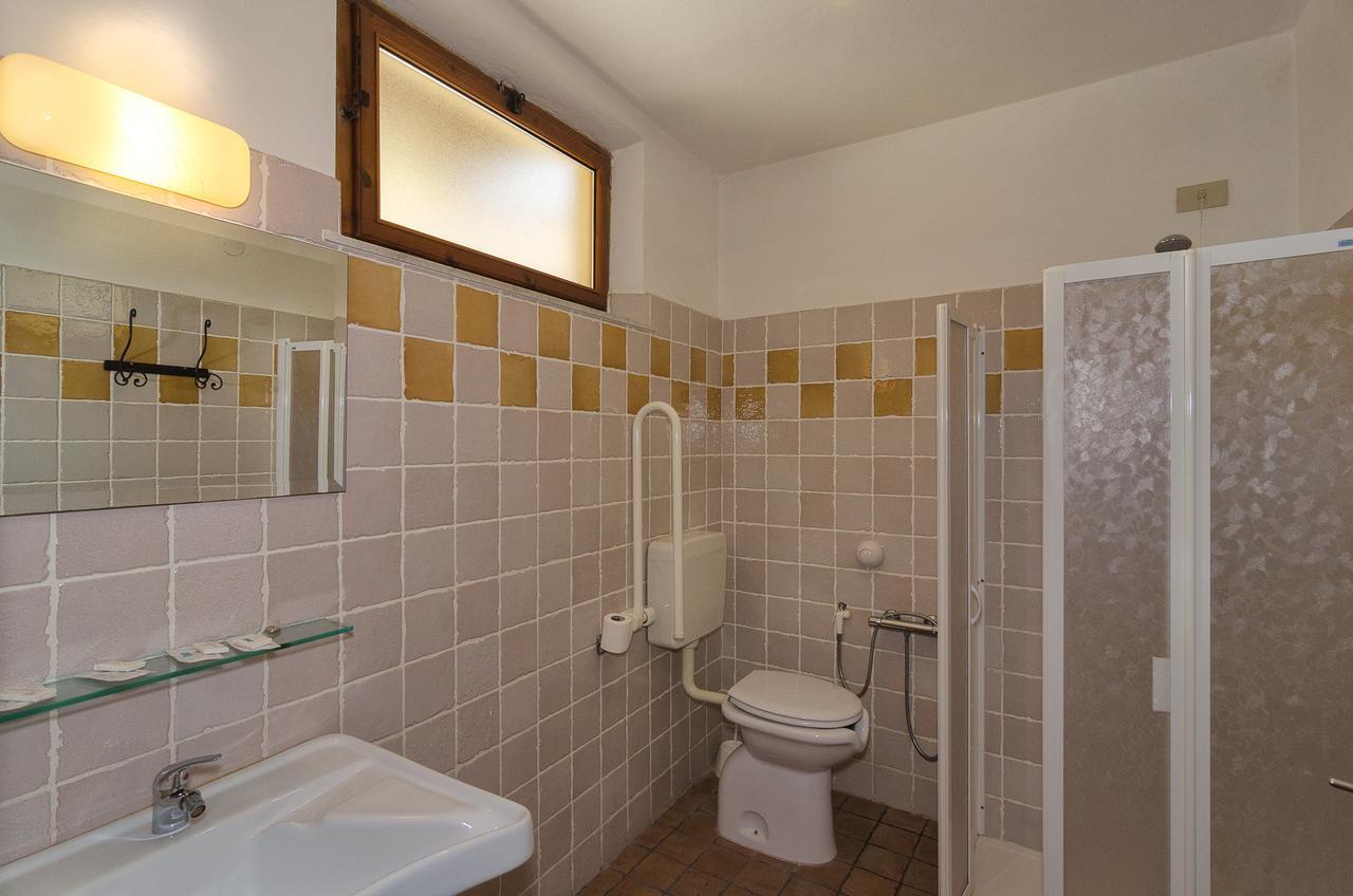 Quarto com Cama de Casal ou 2 de Solteiro e Banheiro Compartilhado