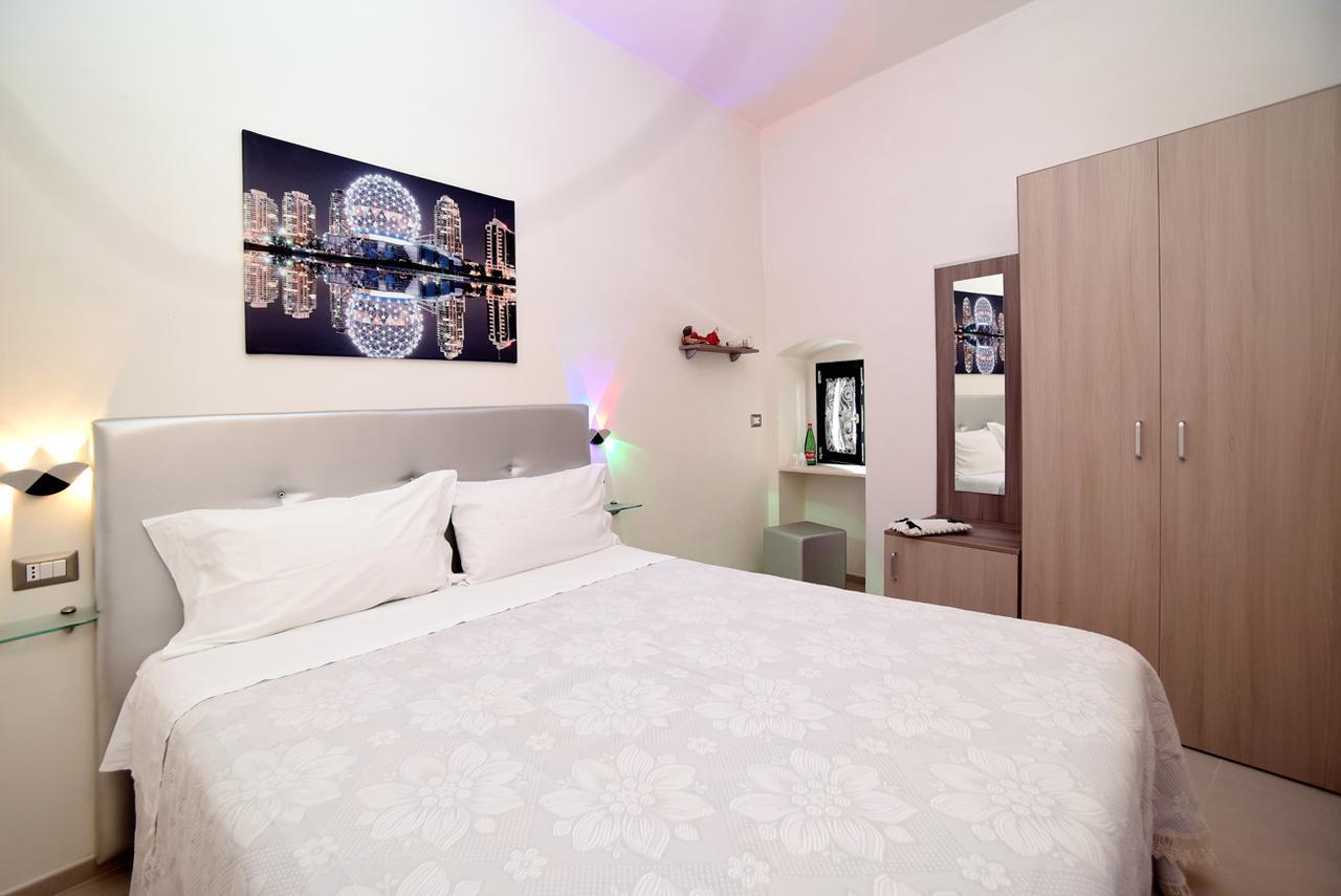 Small Double Room,644373411:JPEG