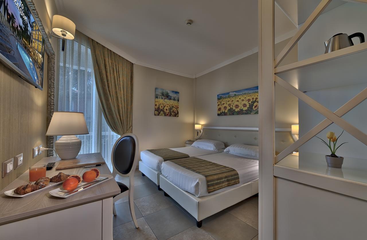 Doppel- oder Zweibettzimmer mit Balkon und seitlichem Seeblick