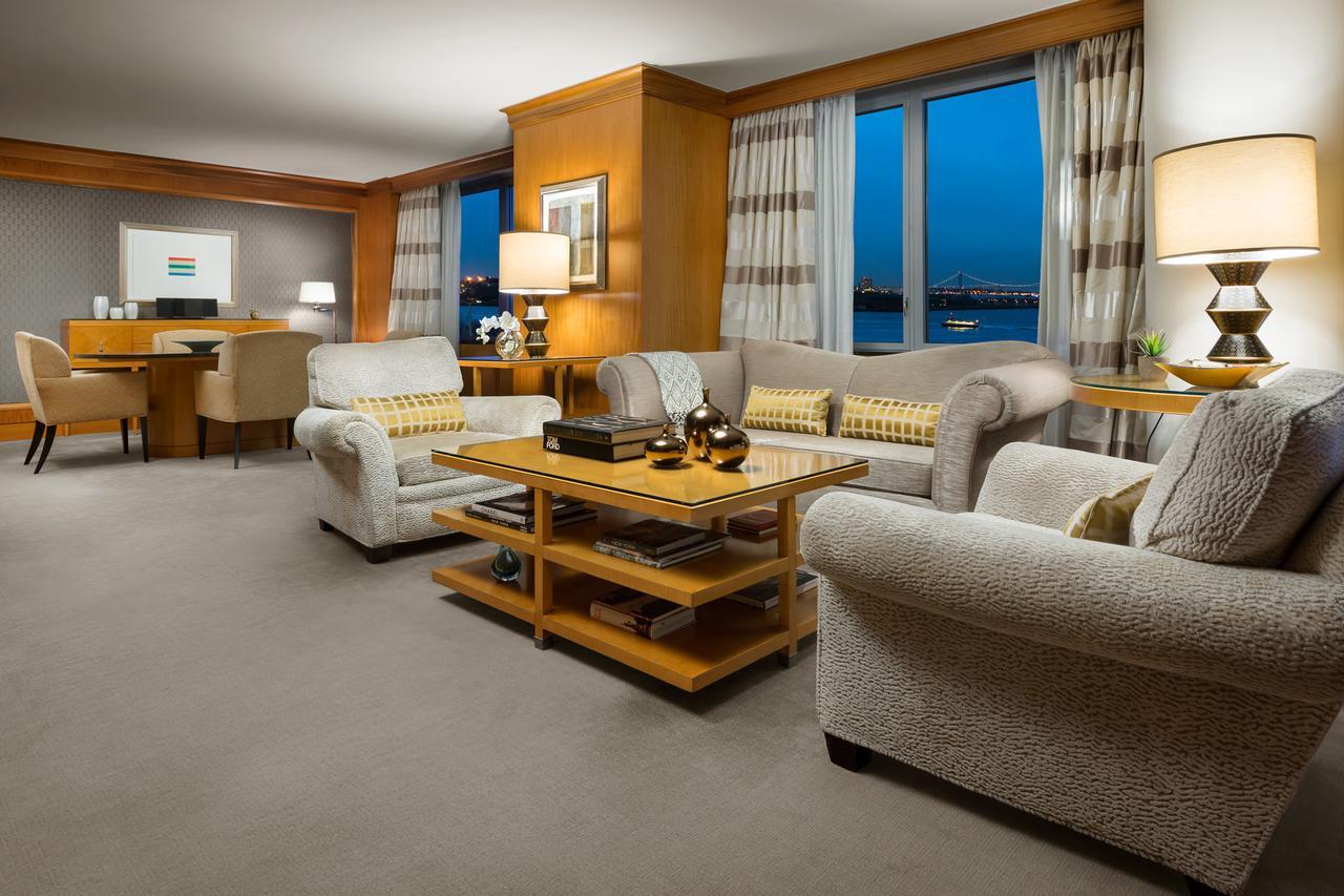 Premier One-Bedroom King Suite with Statue View