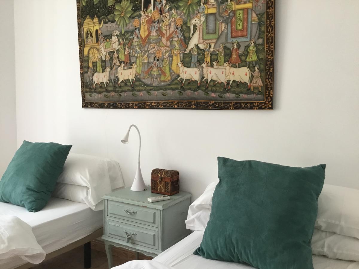 Quarto com 2 Camas de Solteiro e Banheiro