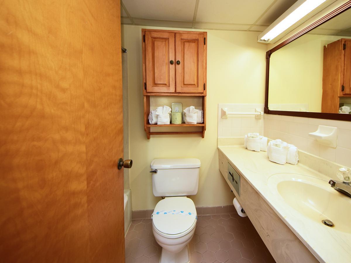1 Room Side View Efficiency 1 Queen Bed T6,1615399174:JPEG