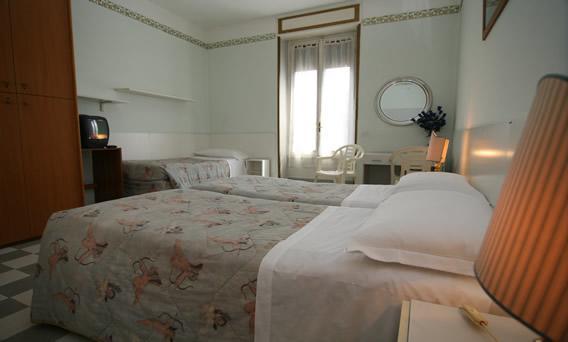 Basic Driepersoonskamer met Gedeelde Badkamer