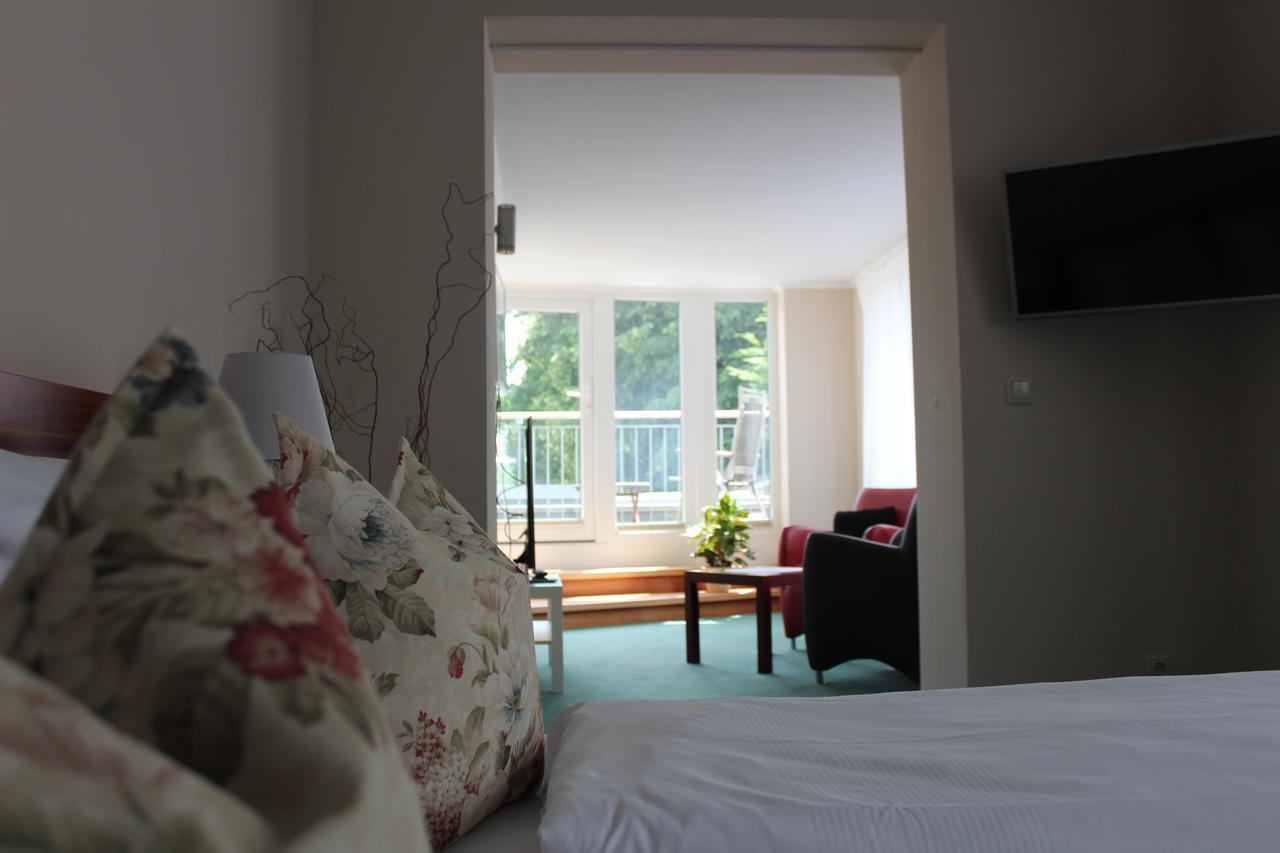 Doppelzimmer mit Balkon und Gartenblick