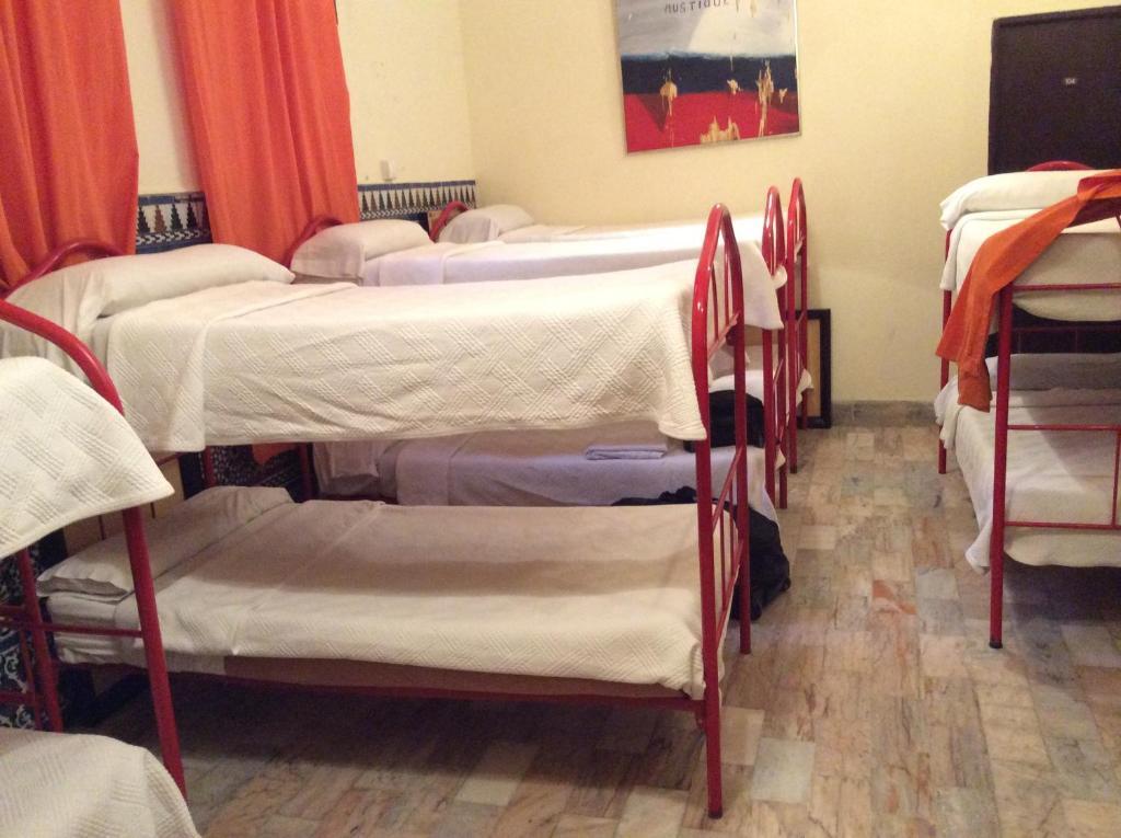 Cama em Dormitório Misto com 10 Camas