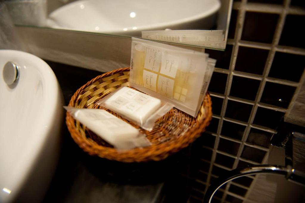 Camera Matrimoniale/Doppia con Letti Singoli con Bagno in Comune