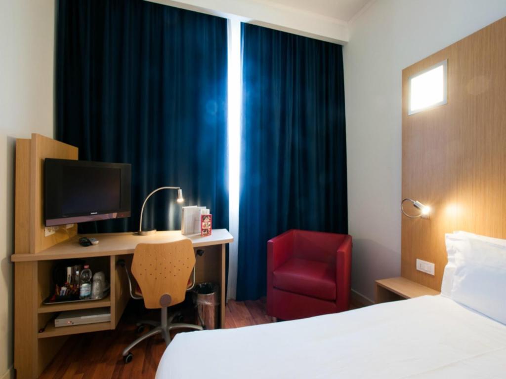 Double or Twin Room (1 Adult),693895266:JPEG