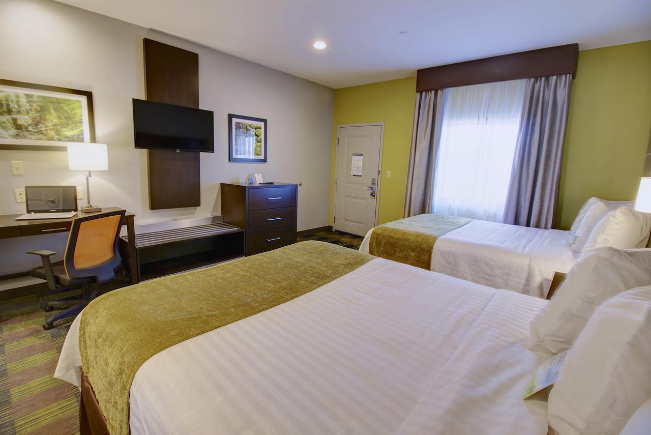 Queen Room with Two Queen Beds and Bath Tub - Mobility/Hearing Accessible - Non-Smoking