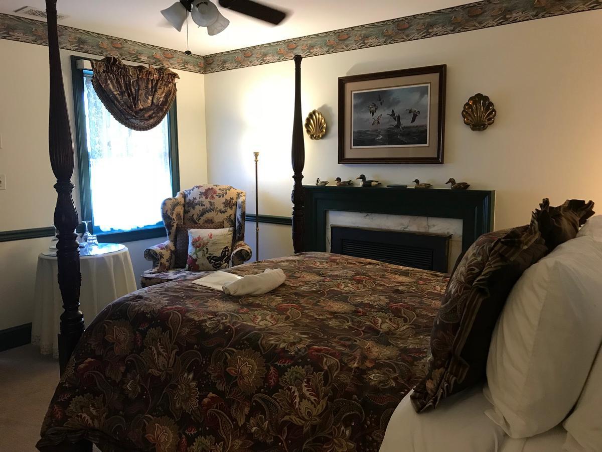 Queen Room with Fireplace